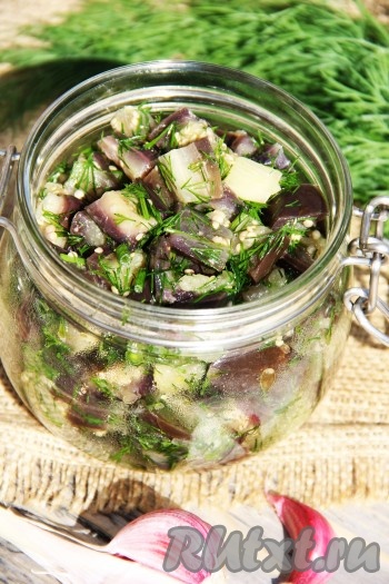 Уже в обед вы можете наслаждаться вкусной, пикантной закуской. Хранить маринованные баклажаны быстрого приготовления нужно в холодильнике, есть их можно в течение 2 недель, правда, мы съедаем за день. Благодаря зелени и чесноку закуска получается очень аппетитной и ароматной.