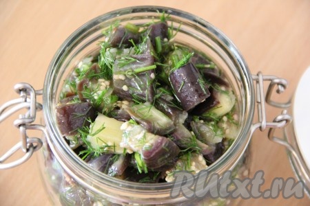 Переложить баклажаны с зеленью в банку и закрыть крышкой. Поставить баночку в холодильник на ночь.&nbsp;
