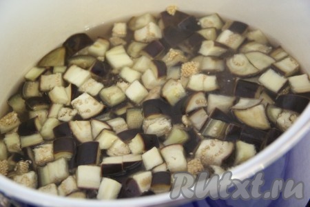 Варить с момента закипания на небольшом огне минут 5, периодически перемешивая.