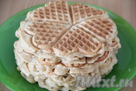 Аромат вафель во время выпекания просто потрясающий. Вот такая стопочка наивкуснейших яблочных вафель получилась у меня.
