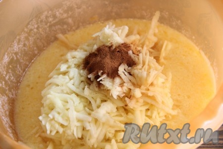 Добавить яблоки и корицу в миску с яичной смесью.