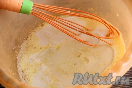 Затем влить кефир и растительное масло, всё перемешать венчиком до однородного состояния.
