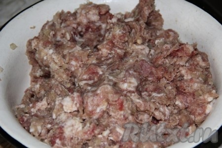 Фарш и лук пропускаем через мясорубку, солим, перчим и хорошо перемешиваем.&nbsp;
