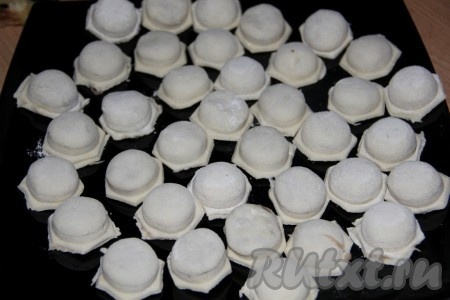 Переворачиваем пельменницу и бьем об стол, чтобы пельмени попадали. Пельменница значительно облегчает лепку пельменей в домашних условиях.
