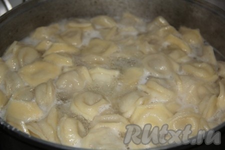 Если вы приготовили пельменей больше, чем вы можете съесть, то разложите их на досочку (любую плоскую поверхность) и отправьте в морозилку. Через некоторое время наши домашние пельмени замёрзнут и вы сможете переложить их в пакет. Такие пельмени могут храниться в морозилке достаточно долго. А вы после работы сможете достать их из морозилки и порадовать себя замечательным наивкуснейшим блюдом.

Бросаем пельмени в кипящую подсоленную воду. Можно положить парочку лавровых листочков и душистый перец. Варим пельмени на среднем огне. Как только вода закипит и наши пельмени всплывут, ждем ещё 5-6 минут и можно проверять готовность пельменей на вкус (разрезаем пельмень пополам и пробуем готовность фарша и теста).