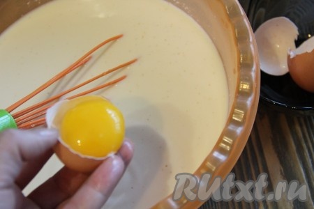 Затем добавить яйца, сахар, соль и перемешать венчиком до однородности.