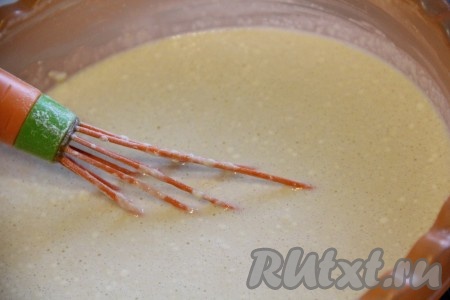 По консистенции тесто должно получиться не густым, можно даже сказать, льющимся.