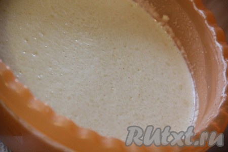 Оставить тесто отдохнуть на 10-15 минут, накрыв миску сверху крышкой. Затем тщательно перемешать и можно приступать к жарке блинов