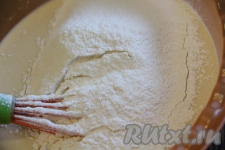 В полученную массу всыпать частями муку, вмешивая её в тесто венчиком.