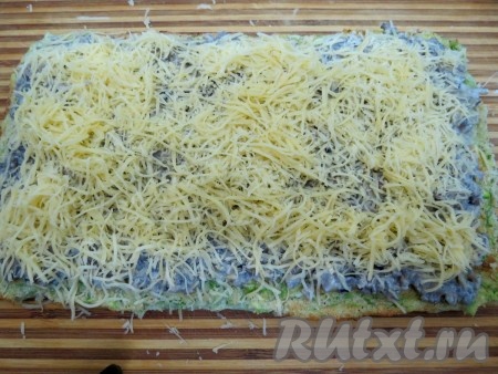 Сыр натираем на мелкой тёрке и посыпаем грибную массу.