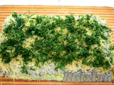 Сверху сыр присыпаем мелко нарезанной зеленью.