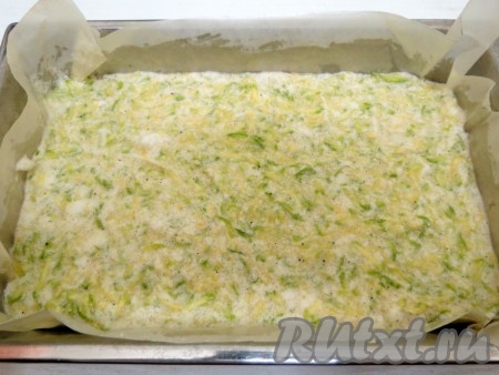 Форму для выпечки (размер моей формы 30 на 20 сантиметров) застилаем бумагой для выпечки и смазываем её маслом. Кабачковое тесто выливаем в форму, равномерно распределяем и ставим запекаться в заранее прогретую до 190 градусов духовку на 30-40 минут. Ориентируйтесь по своей духовке.