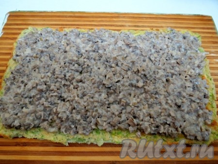 На кабачковый корж выкладываем остывшую грибную начинку.