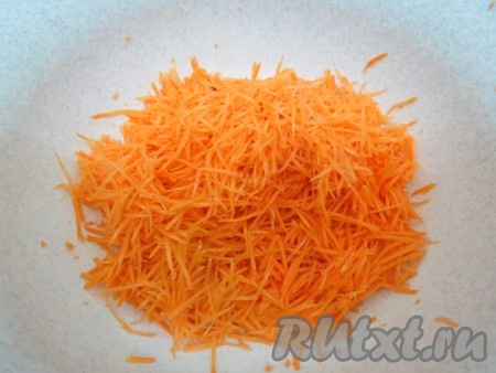 Морковь натираем на тёрке по-корейски.
