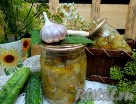 Очень вкусный&nbsp;салат из огурцов, моркови и лука на зиму готов. 
