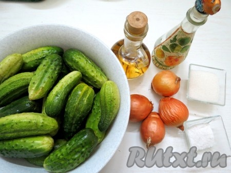 Для приготовления салата нам понадобятся огурцы, лук, соль, перец, растительное масло и уксус.
