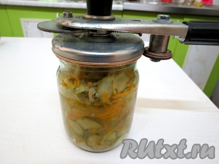 Раскладываем салат по стерильным банкам и закатываем ключом. Заворачиваем банки в одеяло. Так поступаем со всем салатом. Под одеялом банки должны оставаться до полного охлаждения.
