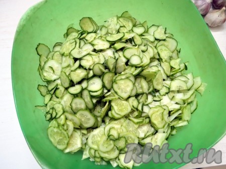 Огурцы шинкуем с помощью шинковки или нарезаем вручную тонкими кружочками.
