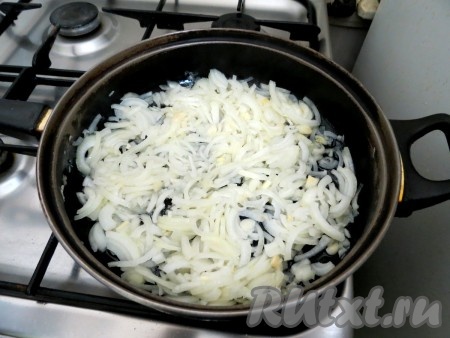 На сковороде разогреваем 3 столовые ложки растительного масла. Лук нарезаем четверть кольцами и обжариваем, иногда помешивая, до прозрачности.
