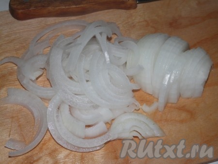 Очищенный репчатый лук нарезать полукольцами.&nbsp;