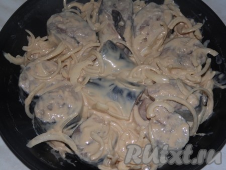 По прошествии 20-30 минут маринованную скумбрию вместе с луком переложить в форму для запекания. &nbsp;