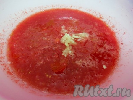 Пока голубцы тушатся, помидоры протираем на мелкой тёрке, оставляя кожицу. В помидоры выдавливаем через пресс чеснок.
