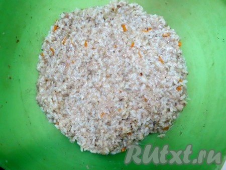 Солим, перчим, тщательно вымешиваем фарш и начинка для голубцов из мяса и грибов готова.
