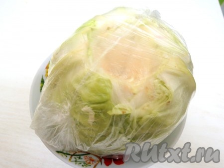 Заворачиваем капусту в полиэтиленовый пакет, завязываем его и отправляем в микроволновую печь на 8 минут на полную мощность.&nbsp; Вынимаем, охлаждаем.
