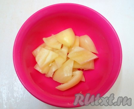 Перец очищаем от семян и нарезаем на небольшие кусочки.
