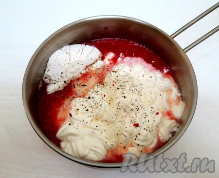 Выкладываем помидоры на сковороду, к ним добавляем сметану, муку, соль, перец и стакан воды. Взбиваем венчиком, чтобы не было комочков. Доводим до кипения, кипятим 4-5 минут на маленьком огне. Соус готов. Можно еще подавать голубцы по-закарпатски с грибным соусом, с ним ещё вкуснее.
