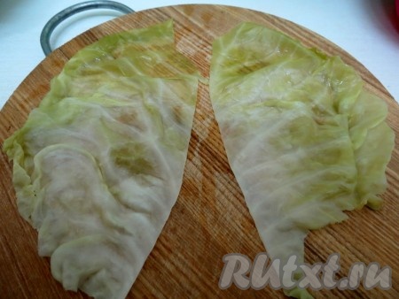 Разрезаем лист  на 2 части.