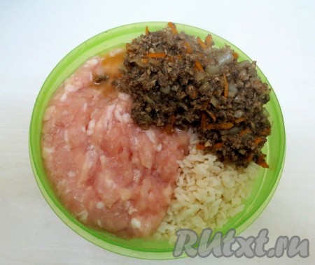 Итак, соединяем вместе фарш, грибную начинку и сваренный заранее рис (мы варили в одном литре воды в течение 10 минут до полуготовности, а затем откинули на дуршлаг).
