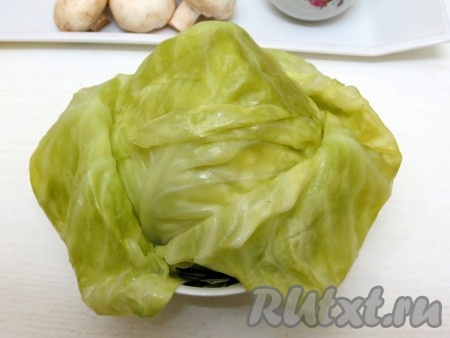 Листья совершенно легко отделяются от капусты, даже в тех местах, где глубокие складочки.
