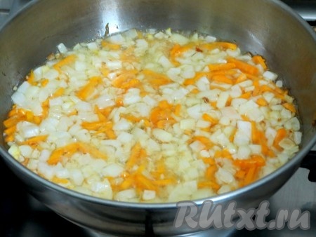 Лук и морковь отправляем обжариваться на растительном масле, иногда помешивая, до мягкости на маленьком огне.
