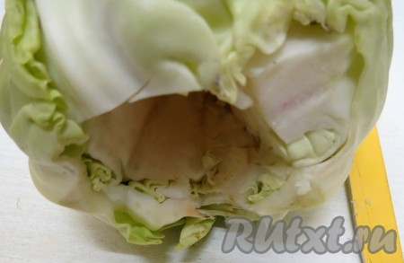 Хочу рассказать вам, как можно легко отделить листья от кочана. Ножом с острым концом вырезаем кочерыжку.
