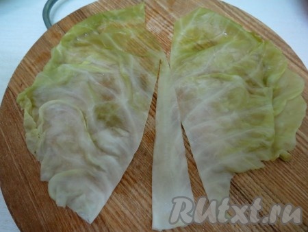 Начинаем делать голубцы. Лист капусты выкладываем на досочку и вырезаем центральный хрящ.