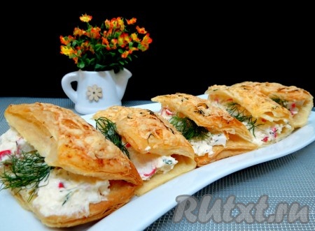 Закусочные слойки с крабовыми палочками