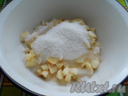 К яблокам добавить сахар и влить воду.
