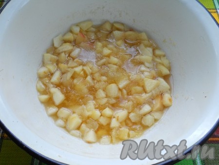 Поставить миску на огонь, довести все до кипения. Кипятить до растворения сахара (минут 5) на небольшом огне, перемешав варенье аккуратно пару раз (если мешать часто, варенье превратится в повидло, нам нужно, чтобы остались и целенькие кусочки яблок), после чего газ выключить. Оставить яблоки на 3 часа.