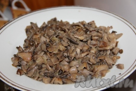 Тушим вешенки с луком минут 10 (до готовности), накрыв сковороду крышкой, помешивая время от времени, затем солим, перчим, снимаем с огня и даём начинке немного остыть.&nbsp;
