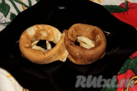 Каждый блин сворачиваем в трубочку и соединяем концы, образуя корзиночку. 