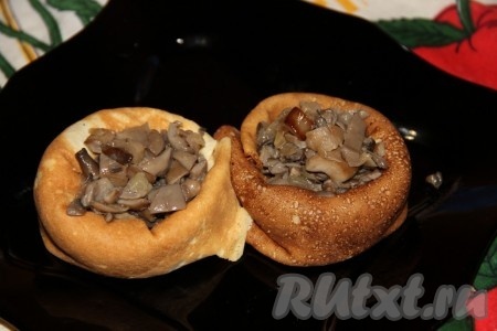 В центр наших корзиночек из блинов помещаем начинку из обжаренных грибов с луком (как на фото).  