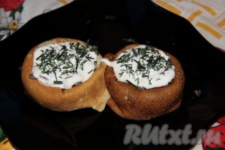 Каждую корзиночку сверху поливаем сметаной и посыпаем нарезанной зеленью.
