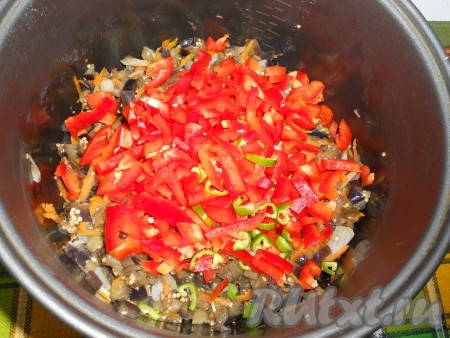 Через 10 минут добавить сладкий и горький перец. Все вместе смешать.
