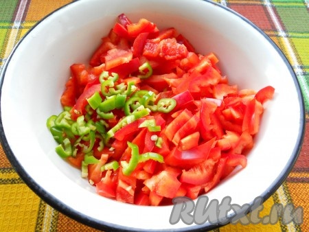 Перец болгарский сладкий нарезать некрупной соломкой, также нарезать и горький перец.

