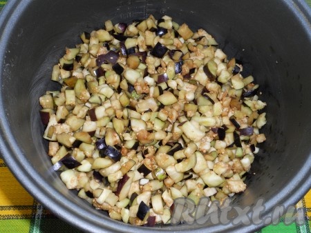 Далее в чашу мультиварки влить растительное масло и выложить баклажаны (выкладывать их следует, отжимая рукой от жидкости). Выставить программу "Жарка" на 15 минут.
