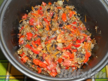 Еще через 5 минут добавить помидоры. Посолить и поперчить, добавить сахар, все перемешать и обжарить оставшееся время (5 минут), после чего выставить программу "Тушение" на 20 минут. Крышку мультиварки в течение этого времени можно не открывать.
