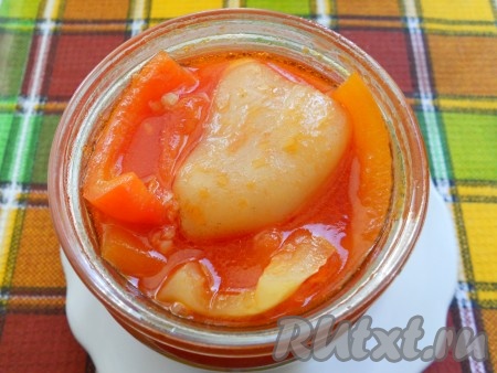 Готовый сладкий перец разложить по стерилизованным баночкам.