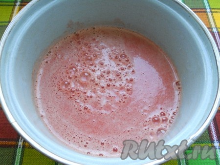 Помидоры пропустить через соковыжималку, чтобы кожицы и семян не было. Нам нужен 1 литр сока. Вылить его в кастрюлю.
