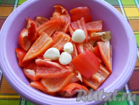 Перец помыть, удалить семена, нарезать крупными кусочками (на 4-6 частей). Чеснок очистить.
